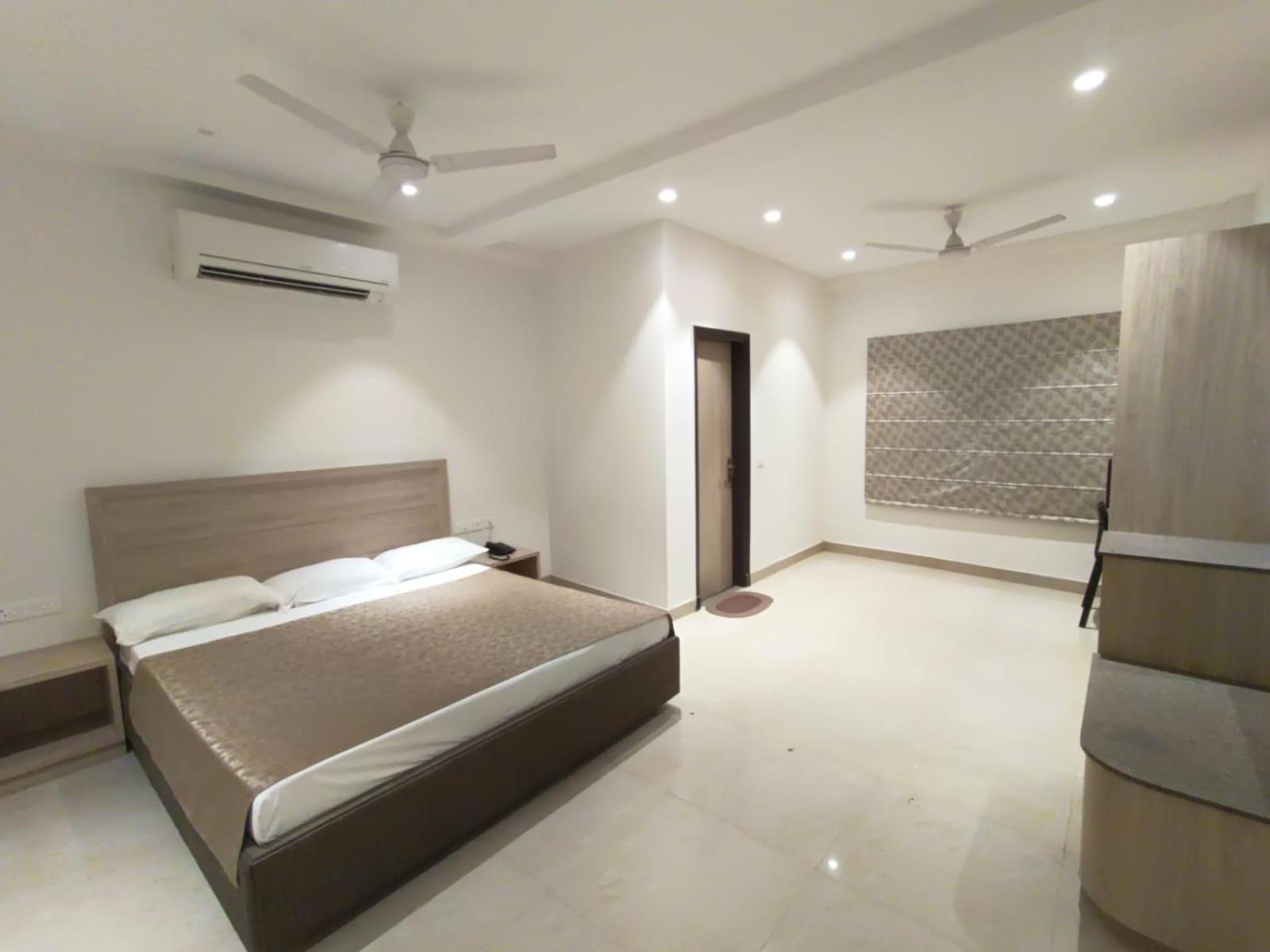 Hotel Bagla Atithi Banaras Варанаси Экстерьер фото