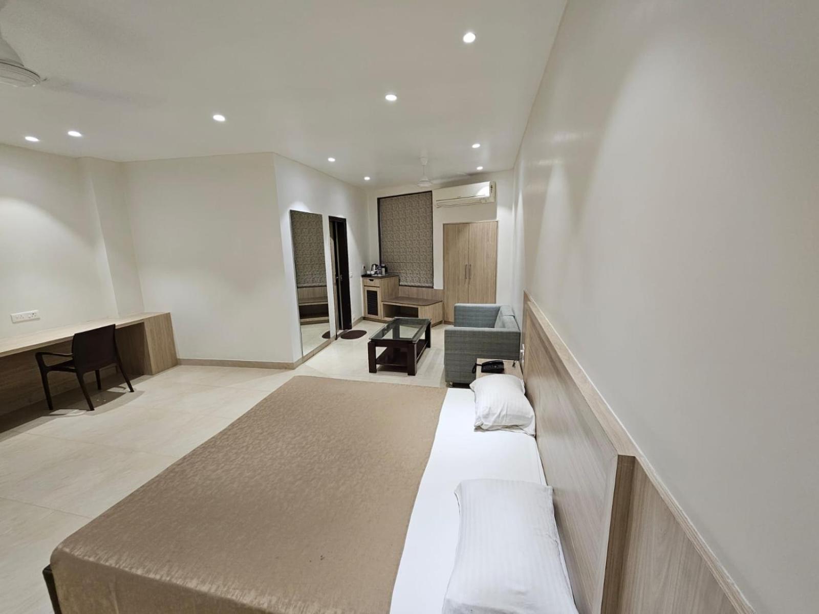 Hotel Bagla Atithi Banaras Варанаси Экстерьер фото